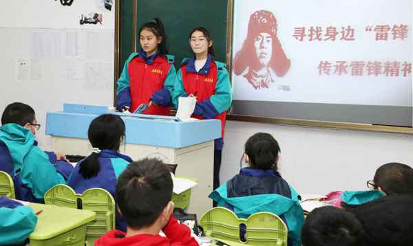 本报学生记者寻访感觉雷锋精力