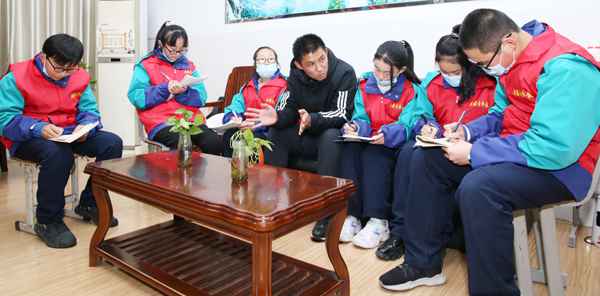 本报学生记者寻访感觉雷锋精力