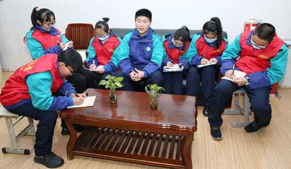 本报学生记者寻访感觉雷锋精力