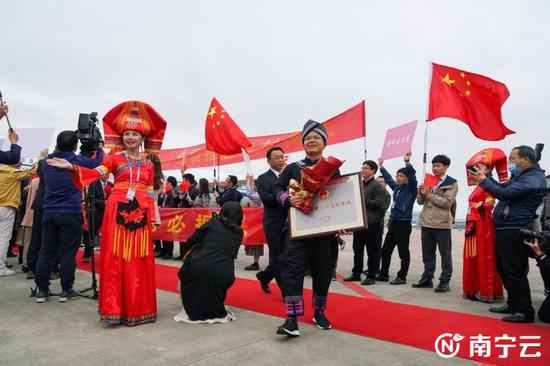 载誉而归 继承前行!南宁获全国脱贫攻坚先进小我私家和集团抵邕