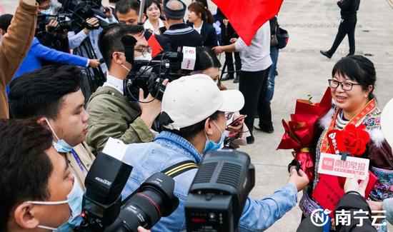 载誉而归 继承前行!南宁获全国脱贫攻坚先进小我私家和集团抵邕