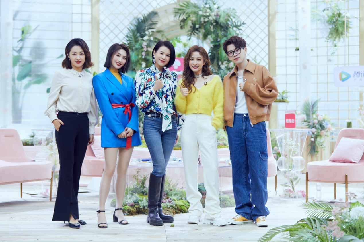 《Beauty小姐》胡杏儿秀“s卡” 演绎港风回眸杀