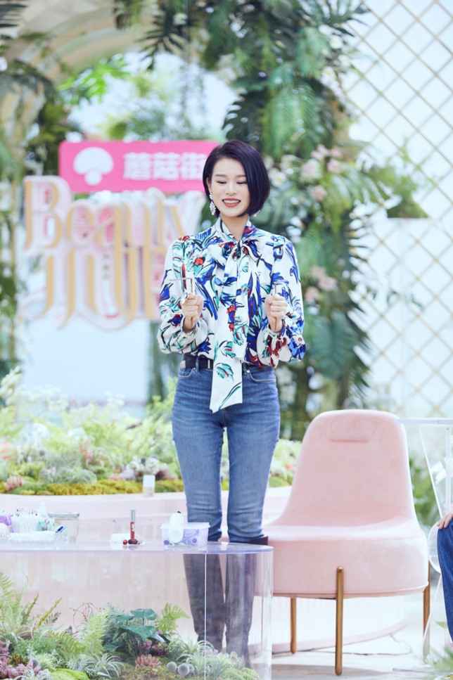 《Beauty小姐》胡杏儿秀“s卡” 演绎港风回眸杀