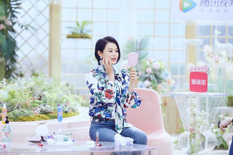 《Beauty小姐》胡杏儿秀“s卡” 演绎港风回眸杀