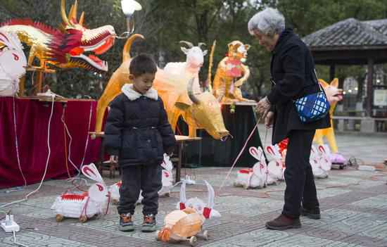 浙江宁波古稀老人恪守40余载 传承“十四夜”花灯手艺