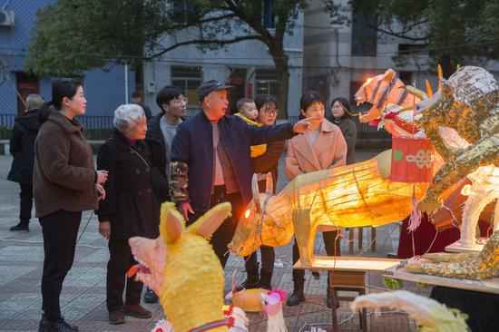 浙江宁波古稀老人恪守40余载 传承“十四夜”花灯手艺