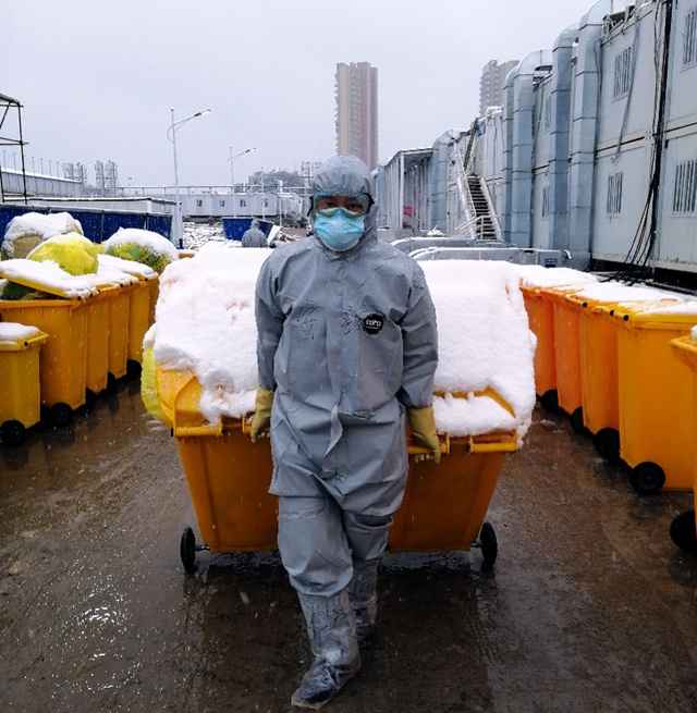 与最危险垃圾战斗:五旬副总带降压药上阵,小伙弃蜜月逆行火神山