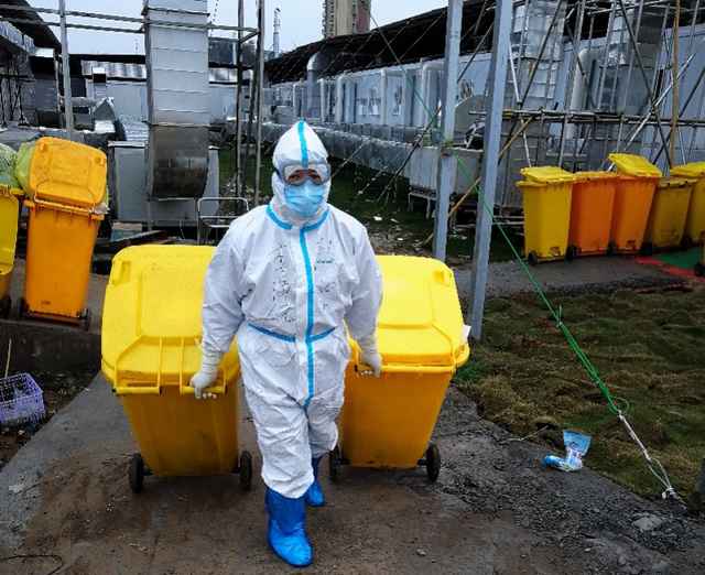 与最危险垃圾战斗:五旬副总带降压药上阵,小伙弃蜜月逆行火神山