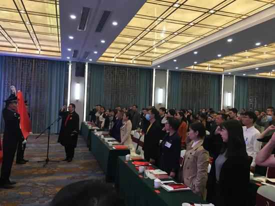 宁波余姚:112名新任“无袍法官”宣誓就职