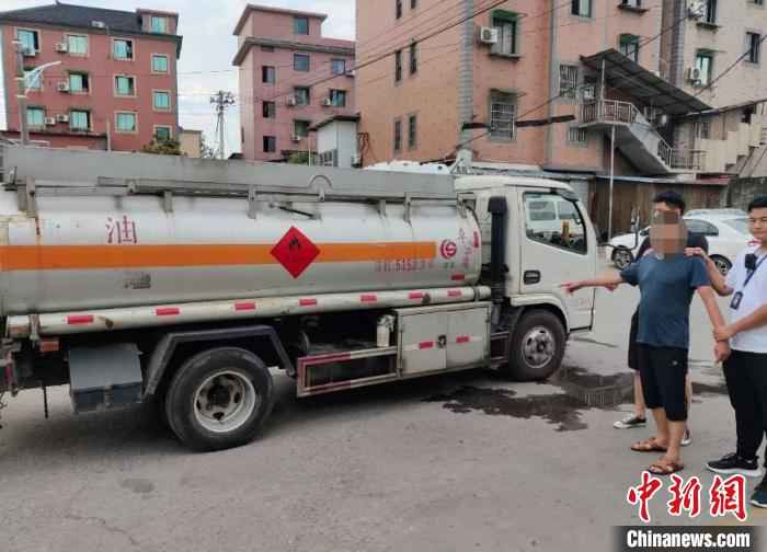 犯科改装的加油车。杭州警方 供图 杭州警方侦破系列出产销售伪劣制品油案 涉案金额超亿元