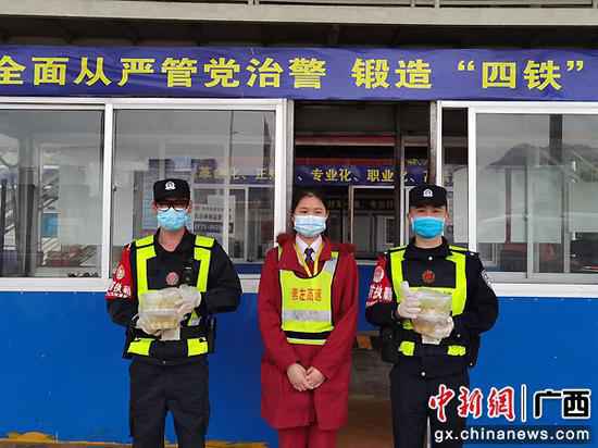 警方供图 崇左领土民警与群众南疆边关庆元宵