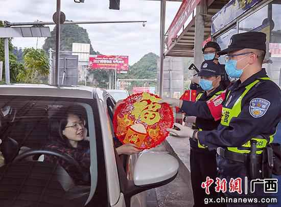 警方供图 崇左领土民警与群众南疆边关庆元宵