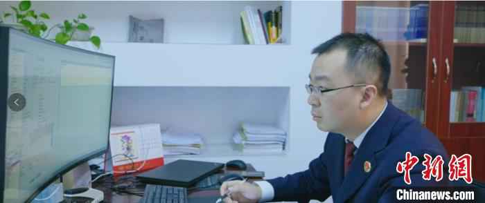 查看官通事靠山查察被禁锢人信息。杭州查看院 供图 浙江杭州:非羁押人员实现数字禁锢