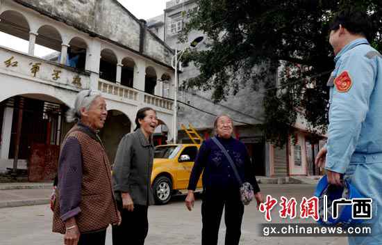 田东供电局平马供电所党员处事队员在百谷赤军村开展供电线路设备举办隐患排查时,向村民征求对供电处事的意见和发起。赖增鹏 摄 拷贝 广西电力部分助右江河边“赤军村”脱贫致富