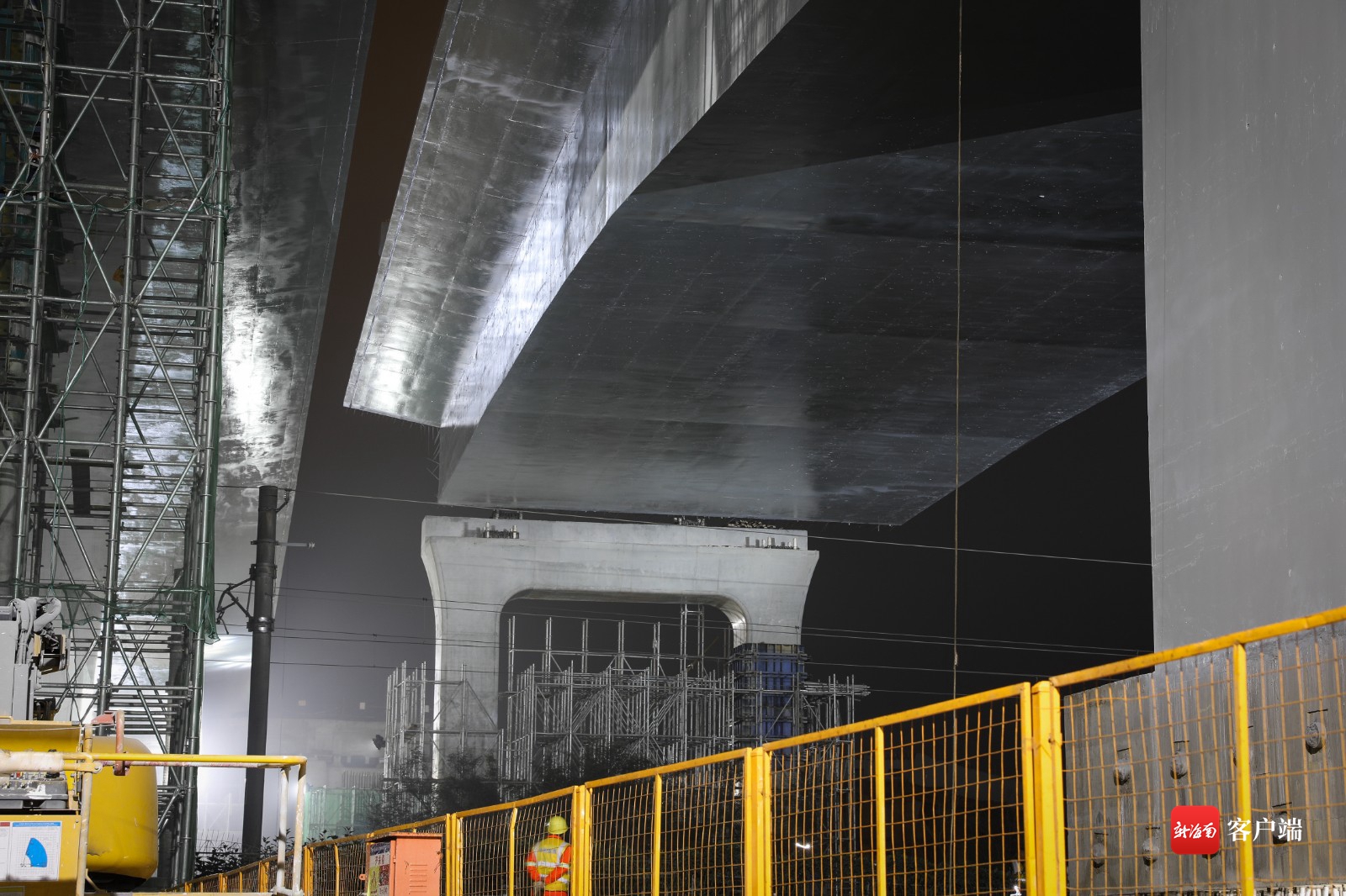 空中83度“回身”！海南省首个跨高铁转体梁实现“精准就位”