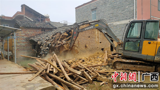 横县石塘镇“三清三拆”下足力 村屯旧貌换新颜