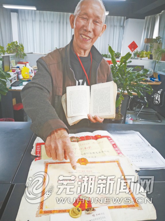 76岁老人拿出珍藏多年的长征相关书籍