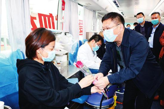 南宁：雷锋精力永传承 无偿献血暖邕城