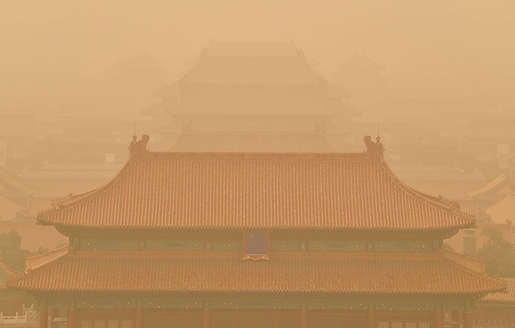 实拍 | 北京再次沙尘来袭,黄沙覆盖中的故宫、鸟巢