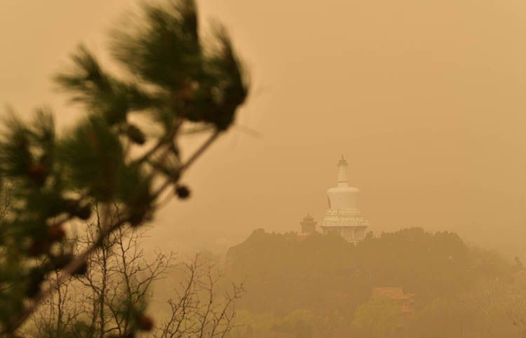实拍 | 北京再次沙尘来袭,黄沙覆盖中的故宫、鸟巢