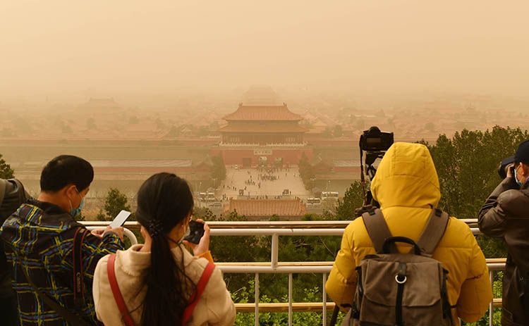 实拍 | 北京再次沙尘来袭,黄沙覆盖中的故宫、鸟巢