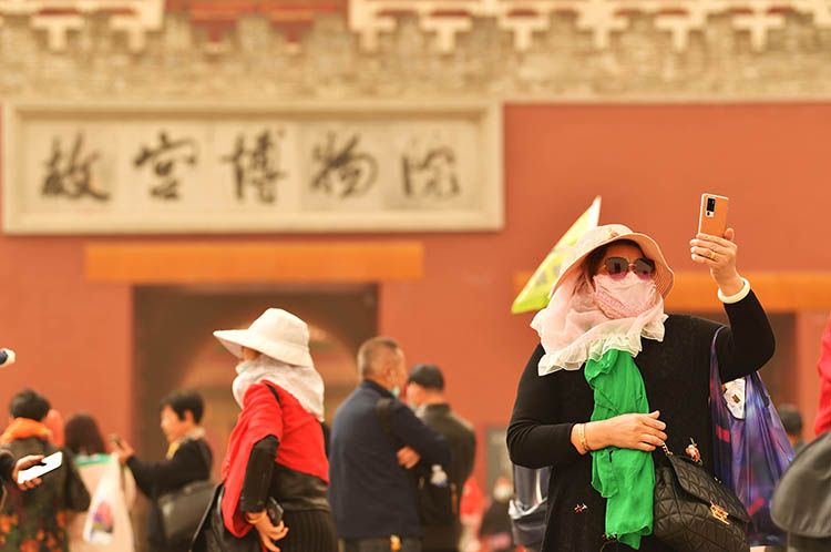 实拍 | 北京再次沙尘来袭,黄沙覆盖中的故宫、鸟巢