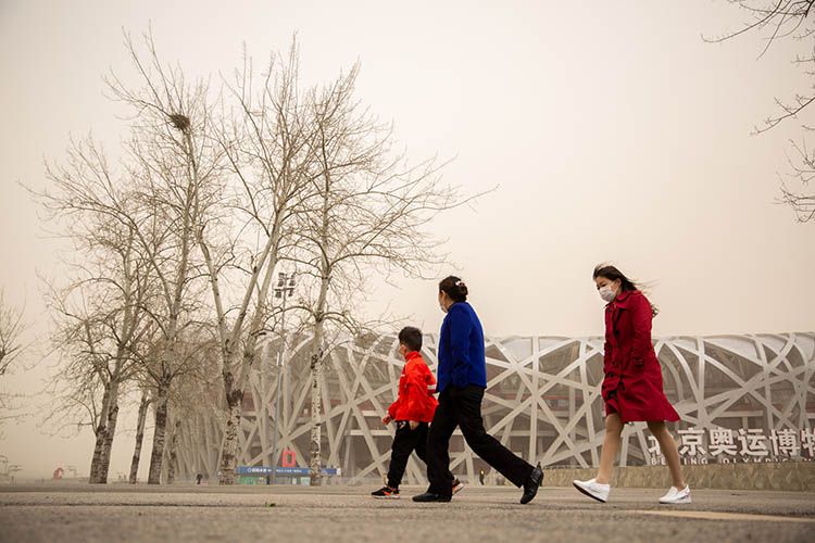 实拍 | 北京再次沙尘来袭,黄沙覆盖中的故宫、鸟巢