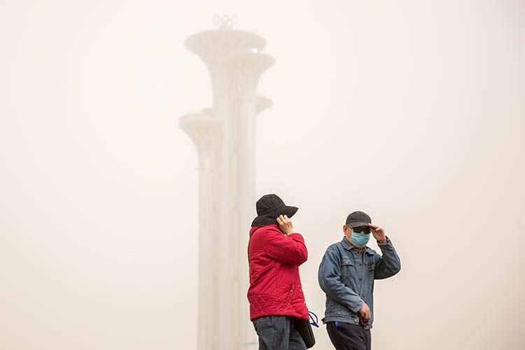 实拍 | 北京再次沙尘来袭,黄沙覆盖中的故宫、鸟巢