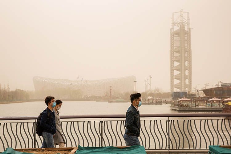 实拍 | 北京再次沙尘来袭,黄沙覆盖中的故宫、鸟巢