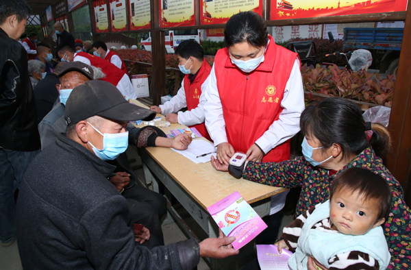 【“皖美”安徽】白衣志愿者成为村民康健“贴心人”