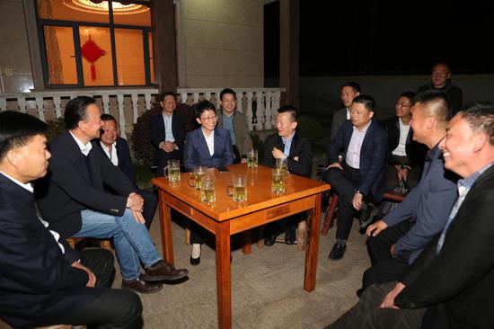 富阳干部“昼访夜谈”：敦促党史进修教诲走深走实