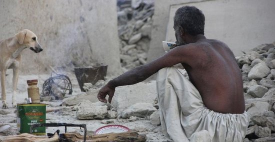 巴基斯坦地动已致355人遇难 震区救灾物资紧缺