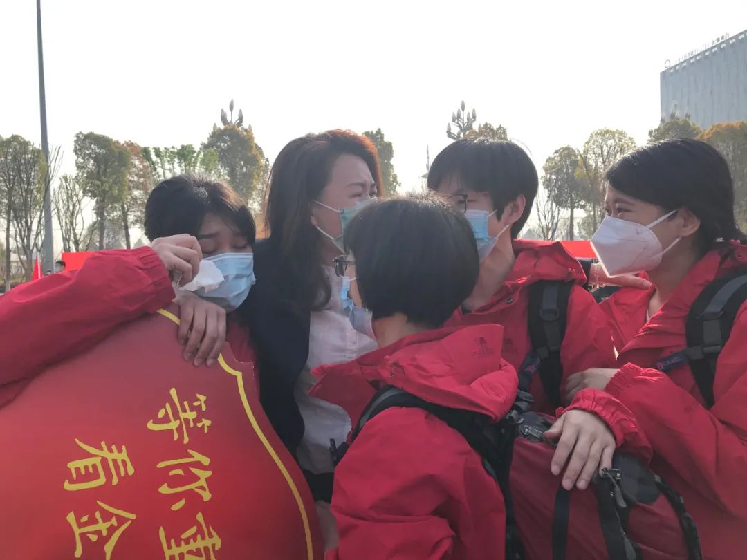 “再见了，荆州！”广东、海南援荆医疗队含泪撤离，感谢你，为荆州拼过命！