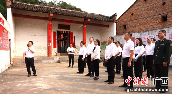 桂林平乐县学党史践初心 让党旗高高飘扬