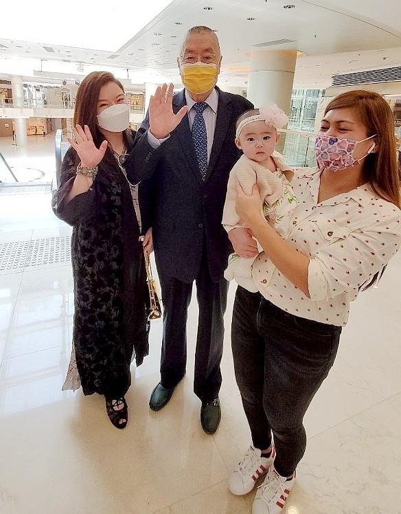 82岁刘诗昆与妻女现身如三代人，为半岁女儿建钢琴学院