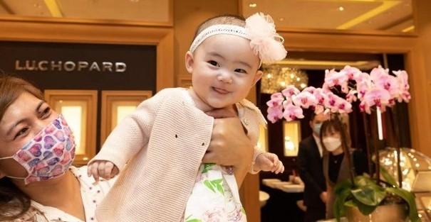 82岁刘诗昆与妻女现身如三代人，为半岁女儿建钢琴学院