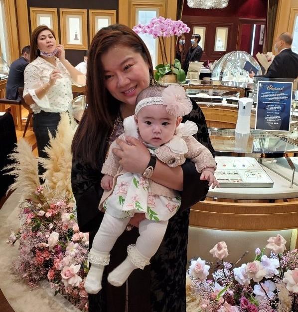 82岁刘诗昆与妻女现身如三代人，为半岁女儿建钢琴学院