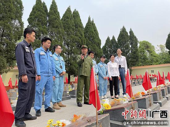 退伍武士向团员青年报告当年战役。胡仁艳 摄 崇左凭祥供电局开展主题团日勾当