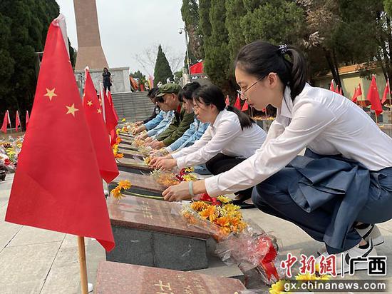 团员青年和退伍武士向义士墓献花。胡仁艳 摄 崇左凭祥供电局开展主题团日勾当