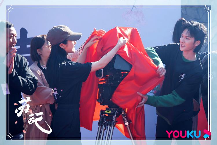 《苏记》开机 李兰迪、朱正廷互送黑凤梨共谱浊世柔情