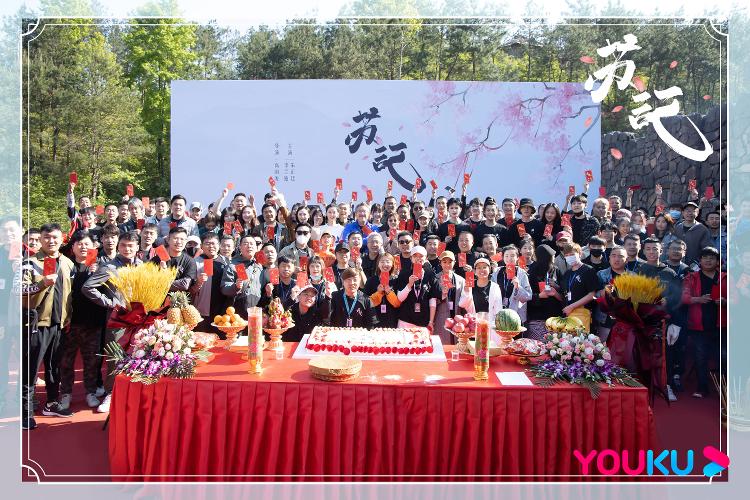 《苏记》开机 李兰迪、朱正廷互送黑凤梨共谱浊世柔情