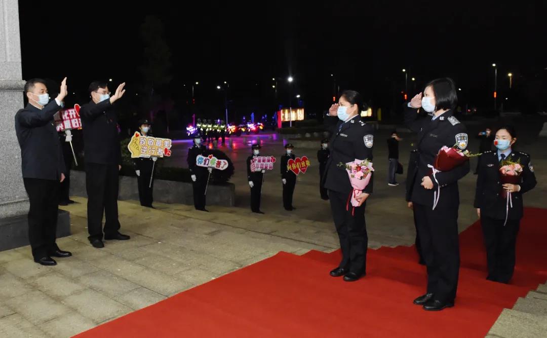 广东牢狱系统30名援鄂女警平安凯旋 厅党委书记陈旭东到英德牢狱迎接