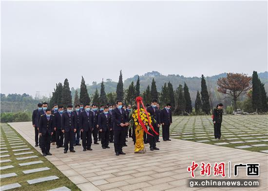 桂林铁路地域单元前往全州赤色湘江战役眷念馆,连系开展党史进修教诲主干党员现场解说。陈雨雨 摄 桂林铁路地域开展党史进修教诲主干党员现场解说