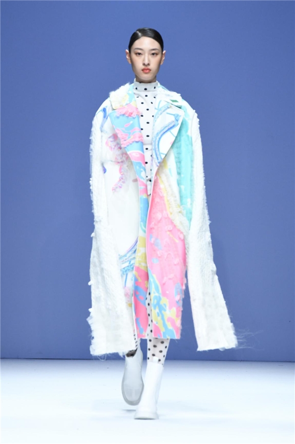 四川师范大学妆扮与设计艺术学院毕业生作品亮相2021中国国际大学生时装周