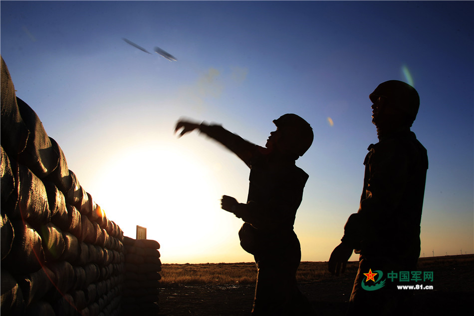 走，去贺兰山下看百余新兵实弹投掷大考核