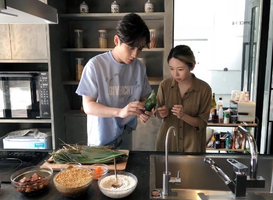 朱一龙端午直播为粉丝包粽子 暖心爱豆实力宠粉