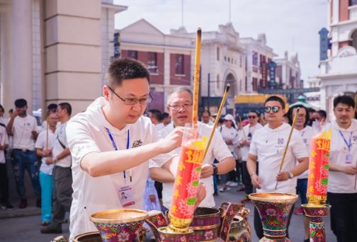 电视剧《一身孤注掷温柔》昨日火热开机 阮经天祝绪丹首搭“天祝”CP搞工作