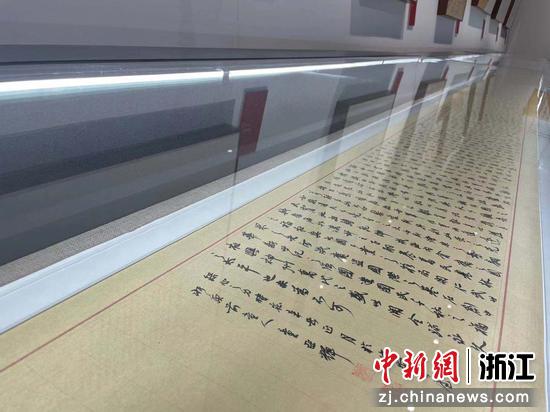 童亚辉书法作品展在杭州开幕 驻足“小字书法”展示奇特气质