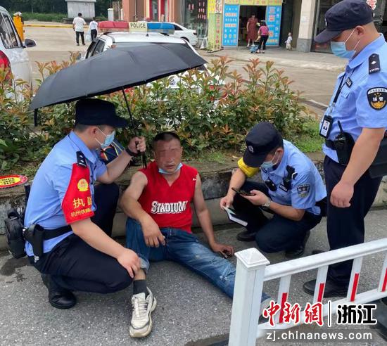 游客突发癫痫倒地不起 浙江义乌铁警紧张驰援乐成施救