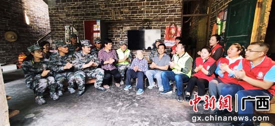 金城江区人武部、审计局和大丈村两委党员干部同方天社老人(中)唱红歌感党恩 周文峰 摄 河池金城江区百岁老人唱红歌 忆苦思甜感党恩